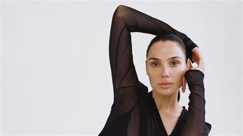 Image of topless Gal Gadot whips internet into a。